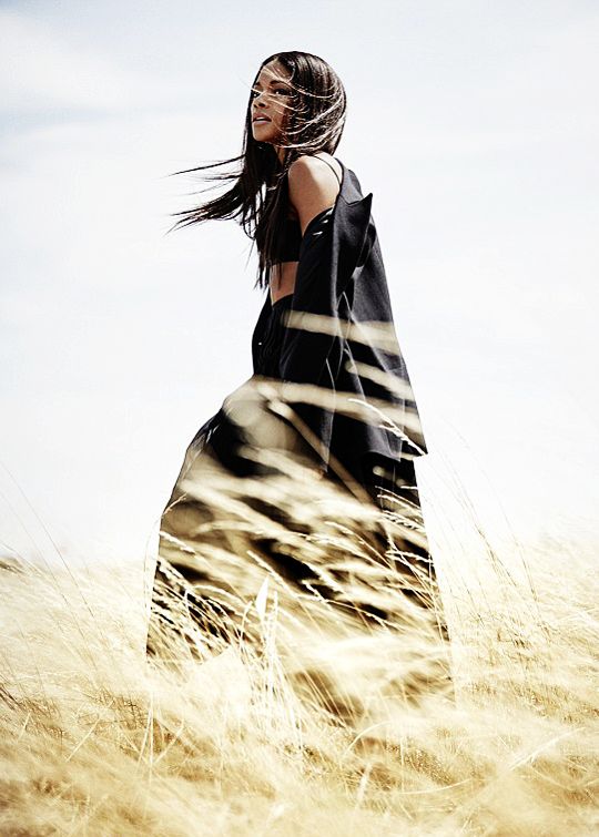 NaomieHarris's tweet photo. Shot by Dan Smith @MoreMag #glamthrowback https://t.co/Jg6CccZlS3