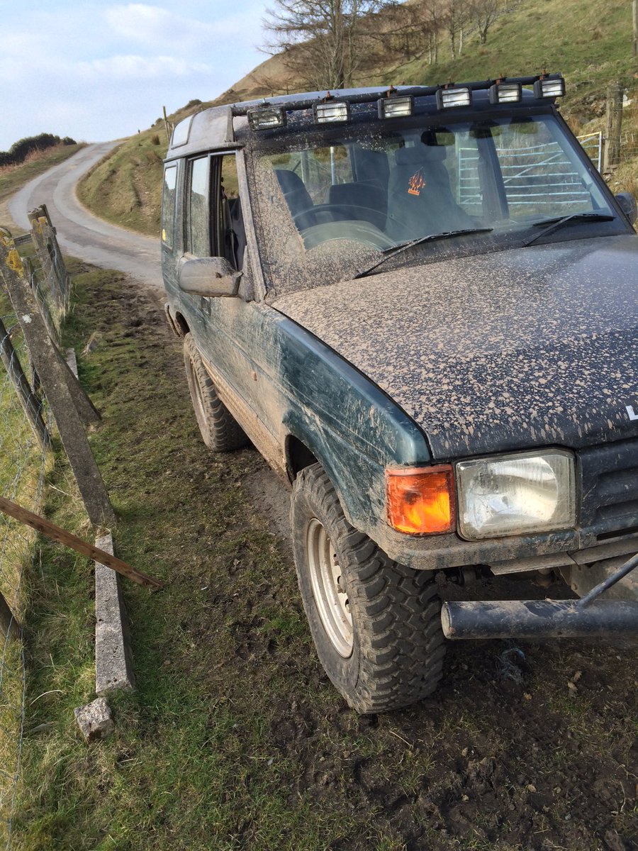 Greenlaner91's tweet photo. Thought I'd killed a bearing but lost a rear brake pad, lucky I had a spare! Quick roadside repair! #landrover https://t.co/U7YIHoyd2P