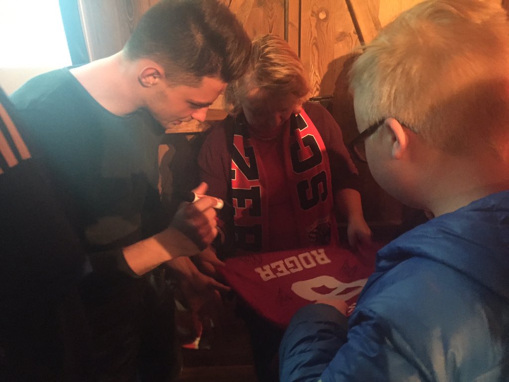 Schanzer's tweet photo. #FCI-Fantreff mit rund 250 #Schanzern in der #Stiftl-Alm. Autogramme von Maurice #Multhaup und Co. heiß begehrt. https://t.co/WgmoHYLskC