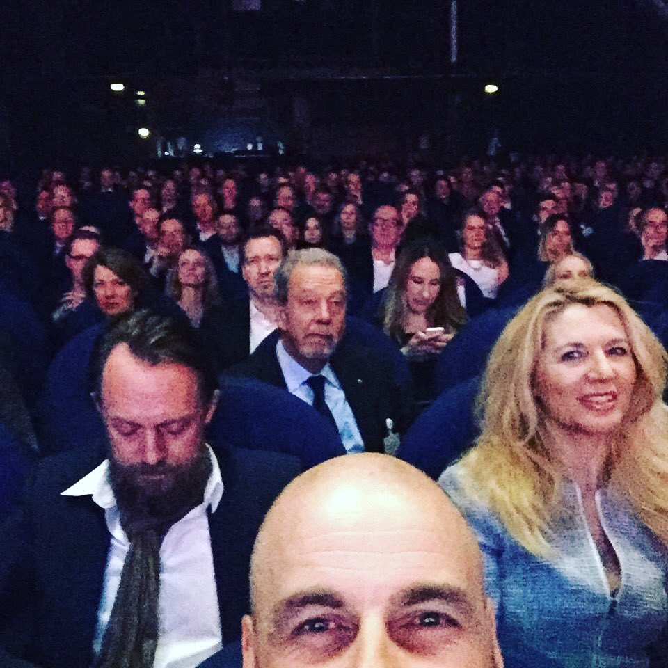 larslennox's tweet photo. Lauter gut aussehende Menschen hier im Kino #markenaward #superoptimistic https://t.co/MOHgGQJV8l