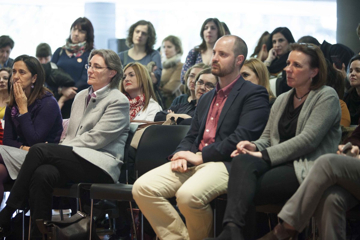 MADRID's tweet photo. Encuentro con los trabajadores sociales de @Madrid. Cada año atienden a 490.000 personas. https://t.co/FRK43LEDAc https://t.co/7lyEgctrM8