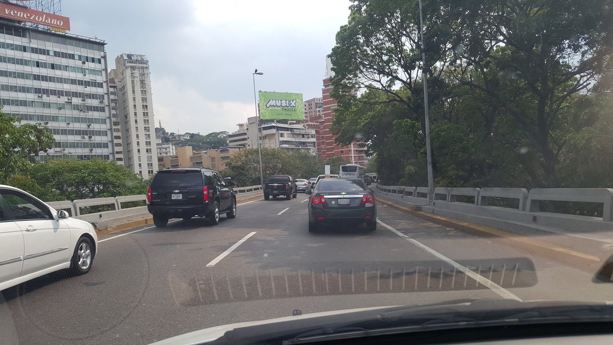 ftk012's tweet photo. @trafficMIRANDA  fuerte cola sentido a valle-coche https://t.co/n303G6khhf