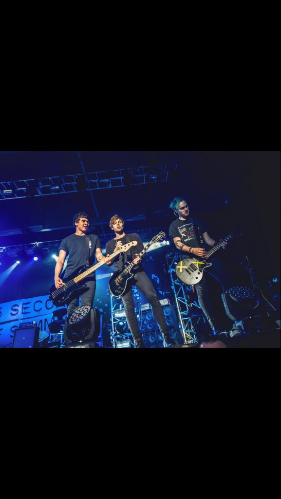 morg_cliffxrd's tweet photo. #5SOSFam #BestFanArmy #iHeartAwards #IHeart5SOS #letsGo5SOSFam #LetsGo https://t.co/5xWu0loKwp