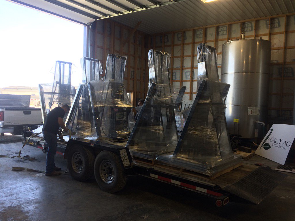 TheBoxmate's tweet photo. 5 Boxmates loaded up and headed toward Central Kansas!! https://t.co/tk26z4RRKl