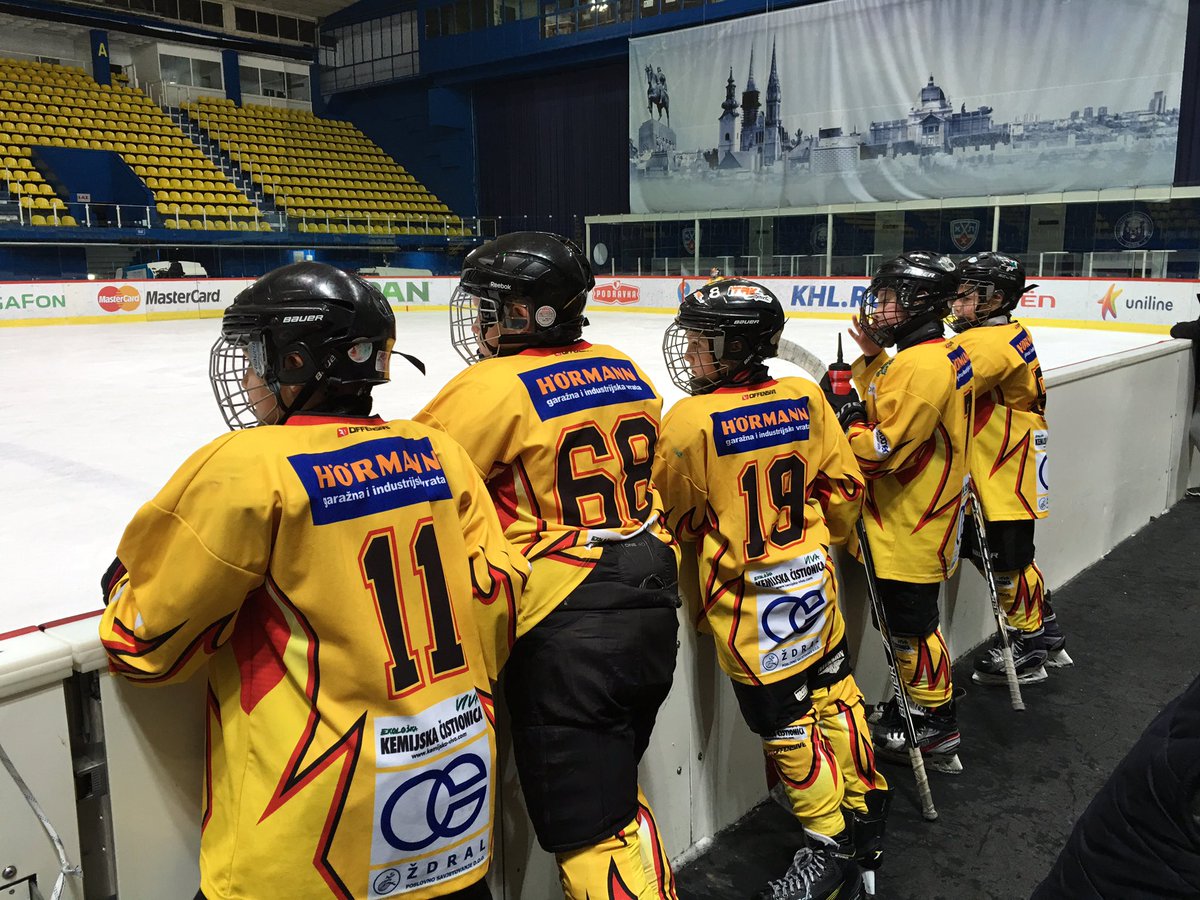 KHLMladost's tweet photo. U zadnjoj utakmici polufinala @KHL_MedvescakZG je bio bolji i savladao @KHLMladost rezultatom 5:1
#ph2015 #U12 https://t.co/NIA5OWqXnC