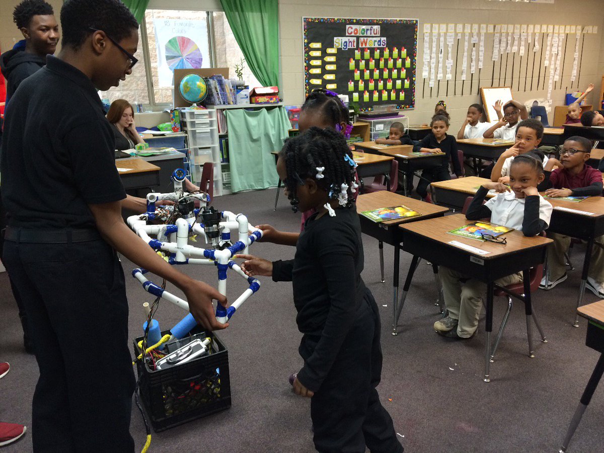 CybrPhoenix5527's tweet photo. 1st graders looking at the robots https://t.co/hPDt2l9ULd