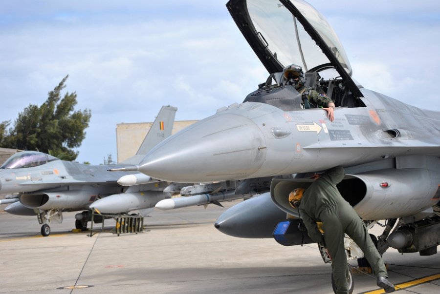 Defensie_BE's tweet photo. Belgische F-16’s trainen in Spanje #F16 #Florennes #DACT2016 https://t.co/Vzd5u5zRDT https://t.co/mL7qqlnlNV