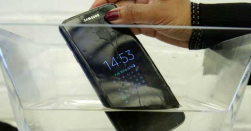 RevistaSemana's tweet photo. Samsung S7 vs. iPhone 6S: ¿qué celular resiste mejor los golpes y el agua?
https://t.co/vEUFsOMmB9 https://t.co/2Z1fgjJT1U