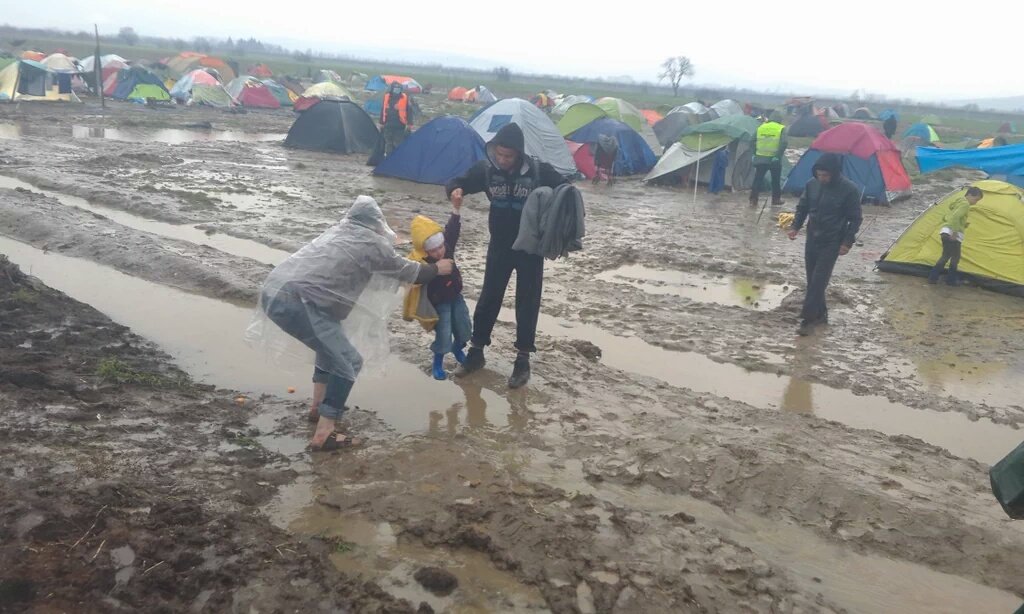 luis_sisepuede's tweet photo. Niños entre el barro en el corazón de Europa. 
#AcuerdoVergUEnza https://t.co/SefBAuO0Ai