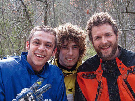 CarolinaTitone's tweet photo. Colpi di fulmine che fanno impazzire le persone 😍#enonhaivistoancoraniente @lorenzojova @ValeYellow46 https://t.co/XxRYZHcfI8