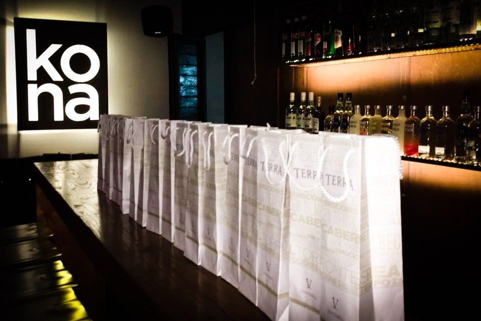 Ya estamos en #Kona celebrando el #DiaDeLaMujer con los mejores vinos de <a href="/BViniterra/">BODEGA VINITERRA</a> ¡Salud a todas ustedes!