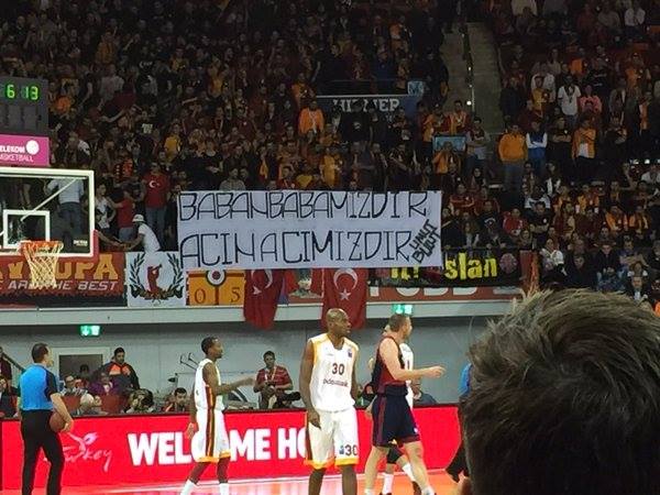 brshsnmoc's tweet photo. Demekki Neymiş Küfür Ettiğimiz Futbolcularında Aileleri Varmış Bu Ayıp Hepimize Yeter...
#liderbeşiktaş #ruhhalim https://t.co/UdDg0UXLSi