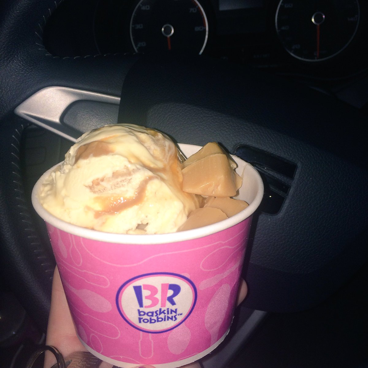 Law_2036's tweet photo. Fine treat after evening shopping with Meghan π #deStress #totallyneeded #Baskins https://t.co/ZkN9Tfo67E