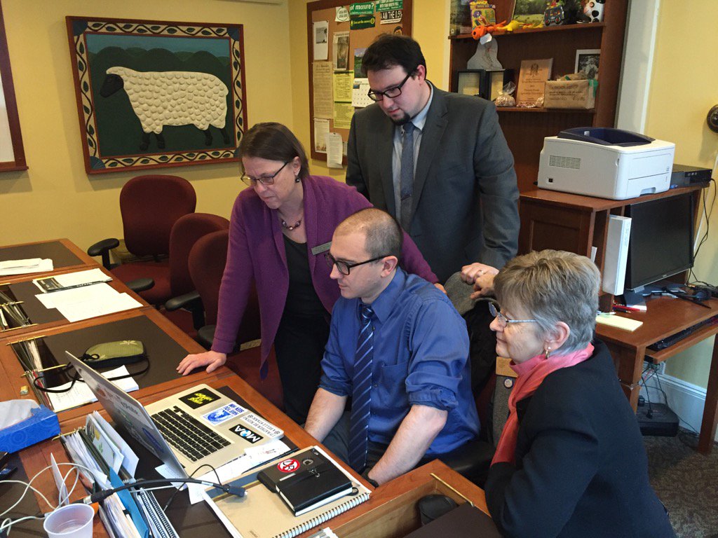 Watching Sen. Leahy defend VTs GMO labeling law. Will Senate preempt states' rights? <a href="/SenatorLeahy/">Sen. Patrick Leahy</a> #4simplewords