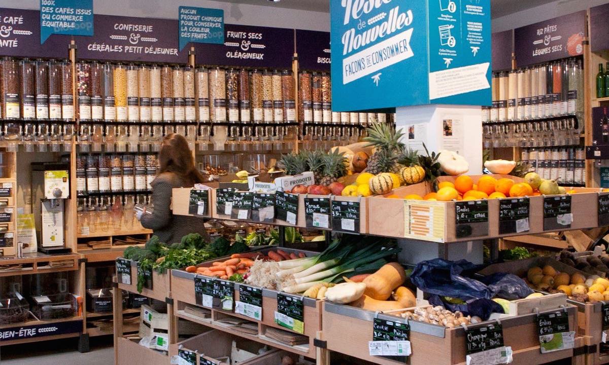 LOTdivine's tweet photo. Scandinavia’s First Zero Packaging Supermarket Opens https://t.co/b9sFEBuM2D via @Food_Tank #sustainable #foodwaste https://t.co/Bl1sAIzLbX