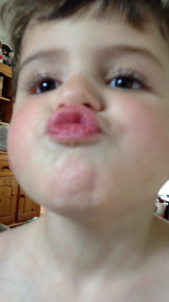 87Nikkie's tweet photo. @DollyParton my 3 year old son knows the words t4 of your songs, can he see u now? come and see us in the uk please? https://t.co/cDHnKYMG7A