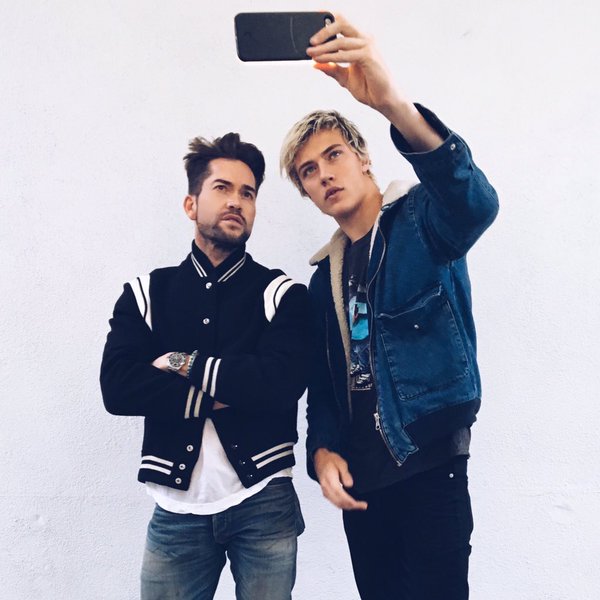 fuzzyton's tweet photo. @jonclayharris so what's the story behind this pic, will we find out soon? :P #hintshints #sebastian https://t.co/q4cJwUHgJK