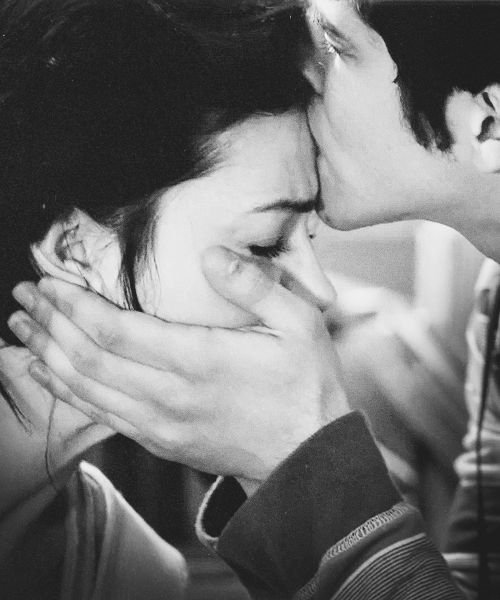 McCall_rp's tweet photo. @ArgentAlliTW *Te sourit et vient déposer un long baiser sur ton front en fermant les yeux.* https://t.co/bJyIQzhhzb