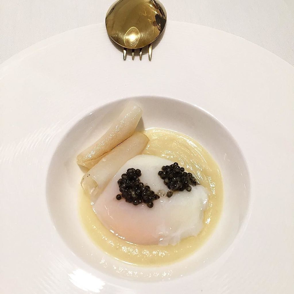 EstrellaSinMich's tweet photo. Huevo a baja temperatura, puré de apionabo, papada y caviar 
#Sturios #sturiosmadrid #Madr… https://t.co/uzN56Mi30Q https://t.co/cUNf5G58Yi