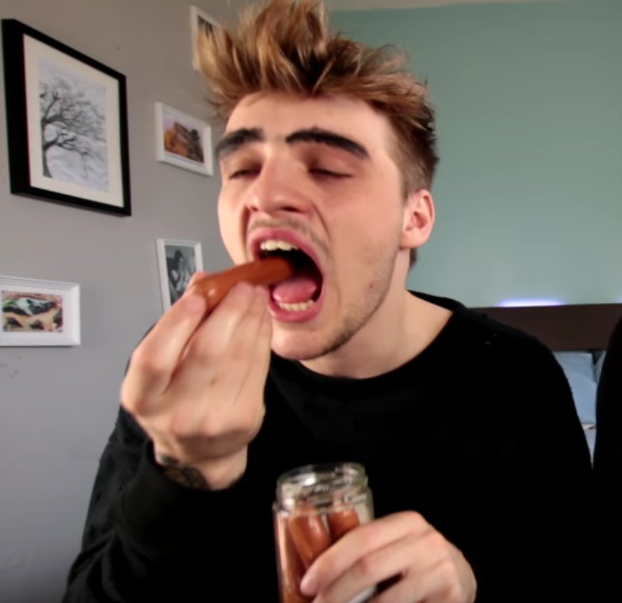 JaySwingler's tweet photo. Like this if you want to see how many Hot Dogs i can swallow whole https://t.co/qVAWIHNUkL