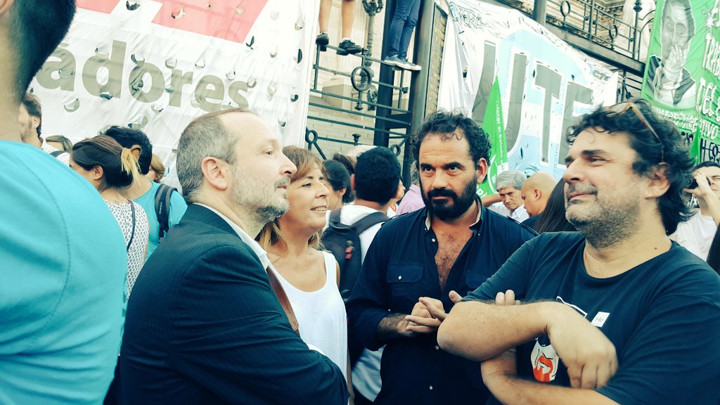 Sabbatella's tweet photo. En Congreso, con la militancia kirchnerista le decimos #NoALosBuitres https://t.co/EfjXFsVEY2