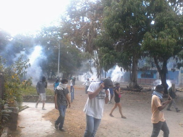 vzlnoresentido's tweet photo. RT freedom_kisses: #15Mar FUERTE REPRESION EN UPEL MARACAY TRAS PROTESTA  marupita sorocaima1515 sabarita cristali… https://t.co/mz3W6hOHxY