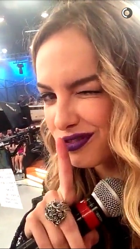 blanckworld's tweet photo. quando o crush passa / quando a falsiane passa https://t.co/A44Aw4Cuf6