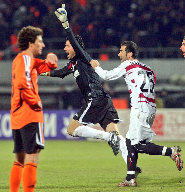 Gracias a todos por recordar año a año y con este van 9 la hazaña q significó marcar un gol para un portero. Abrazos