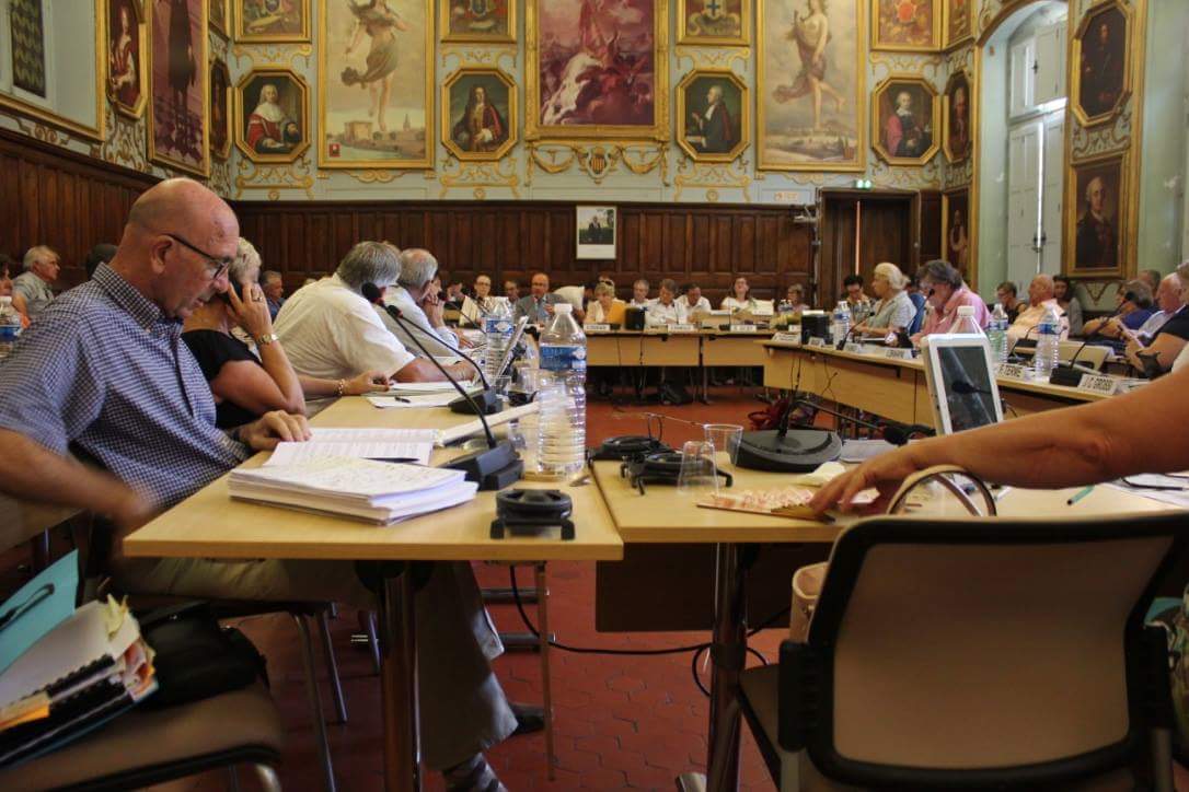 Anonymal's tweet photo. Nous serons demain au Conseil municipal aixois qui traitera de la question métropolitaine. Suivez nous avec #CMAix https://t.co/p7byeRK9eR
