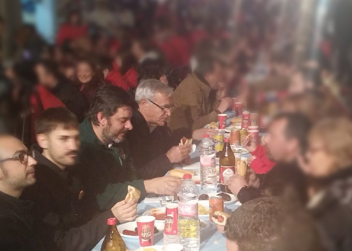 Gràcies, <a href="/noscarmientas/">Falla Noscarmientas</a>, per la vostra acollida. Sopar amb la vostra comissió i gaudir de la festa fa comboi!