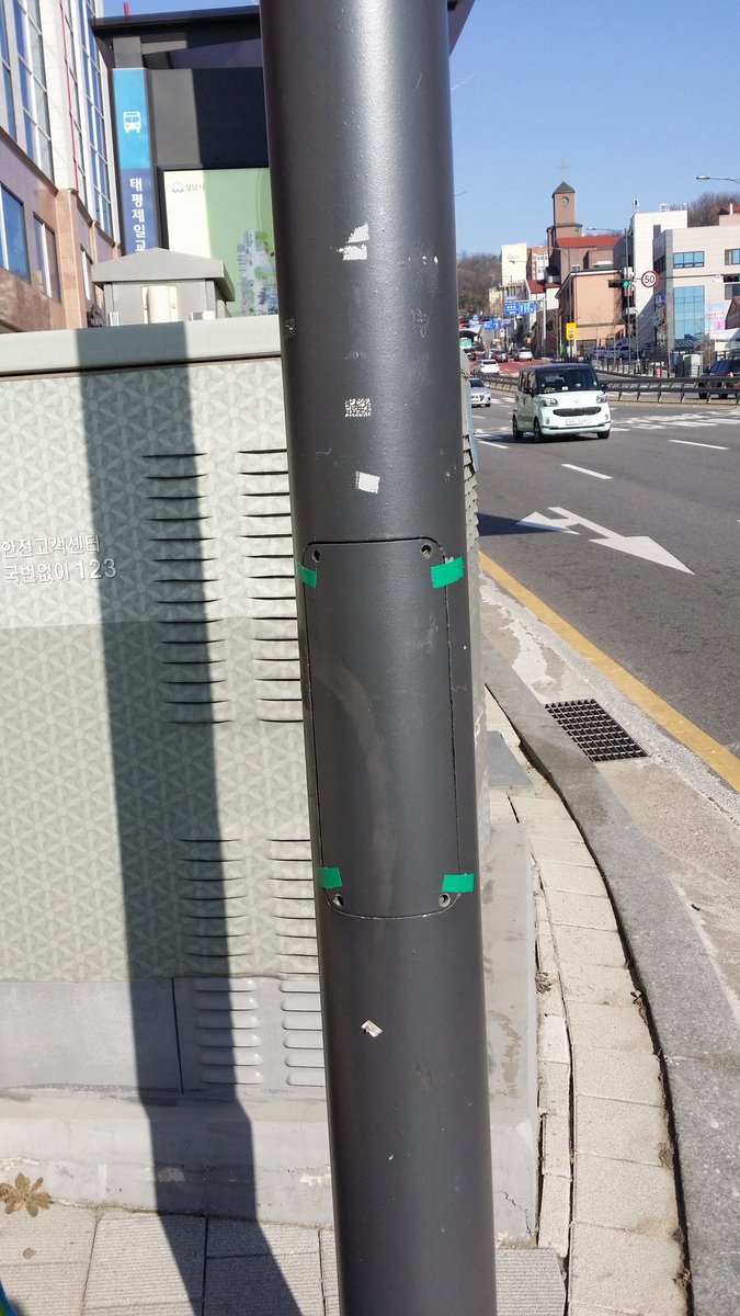 giantjhjhjh's tweet photo. 순찰중 가로등 배전함 파손을 확인하고 긴급보수 후 시설팀에 신고하였습니다.

재난안전은 작은관심에서 시작됩니다.

작은일도 놓치지 않는 시민순찰대가 되겠습니다~^^
#성남시 @bgkdh https://t.co/HdZXX5XRvx