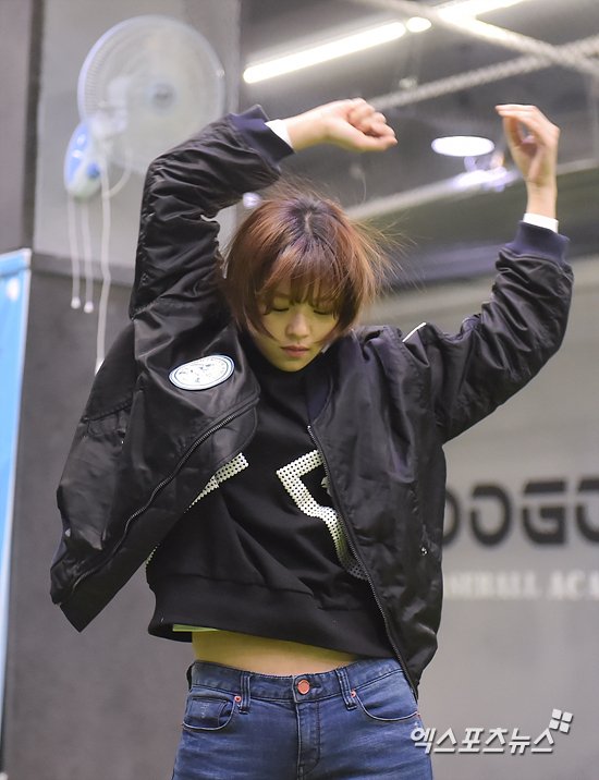 TWICE_GLOBAL's tweet photo. [PIC] 160316 Jeongyeon - First Pitch Practice (1) #TWICE  #Jeongyeon
https://t.co/pmX0Q43x6R https://t.co/3iQOgB4Do0
