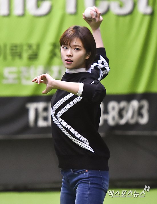 TWICE_GLOBAL's tweet photo. [PIC] 160316 Jeongyeon - First Pitch Practice (1) #TWICE  #Jeongyeon
https://t.co/pmX0Q43x6R https://t.co/3iQOgB4Do0