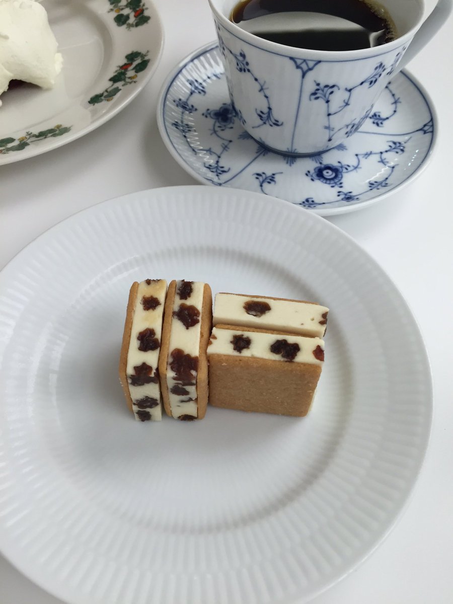 さくま あきら Auf Twitter 六花亭 デザート さっぽろ植物園 イチゴのショートケーキ アイスレーズンケーキ アイスレーズンケーキは限定 メニュー これだけを食べにくるお客さん用に 立ち席がある T Co 8vbmosqybk