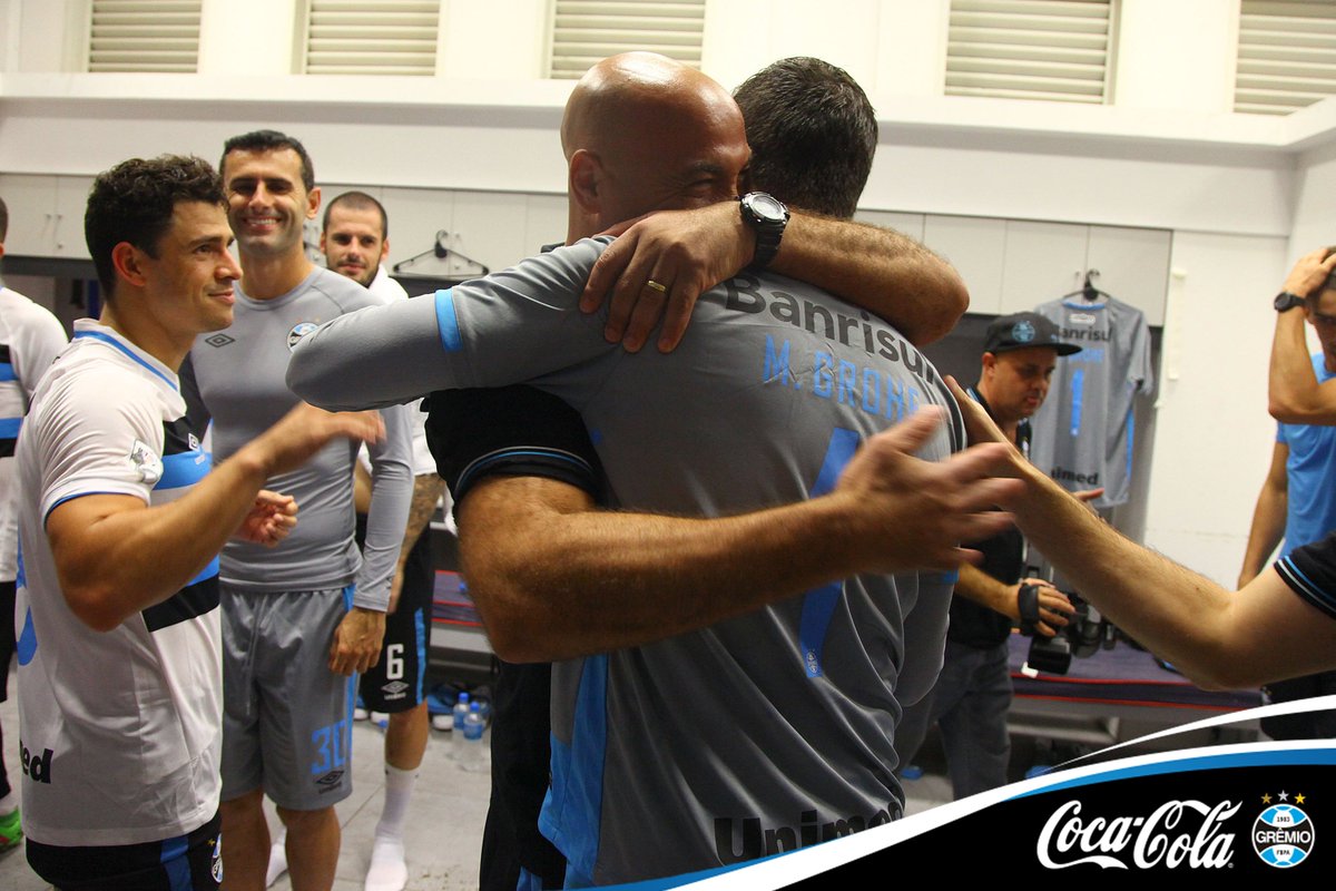 Gremio's tweet photo. Boa noite! @MG1_oficial #MuralhaGrohe https://t.co/L0Lzk5i5it