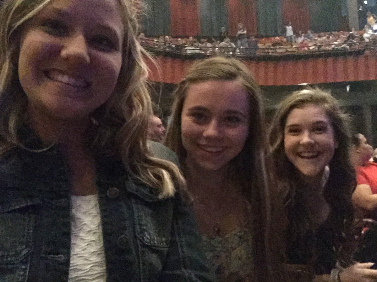 gump_jackie's tweet photo. Tonight was amazing!!! Best night ever!!! @rikerR5 @rydelR5 @rossR5 @rockyR5 @ratliffR5 https://t.co/at2nDbGg3I