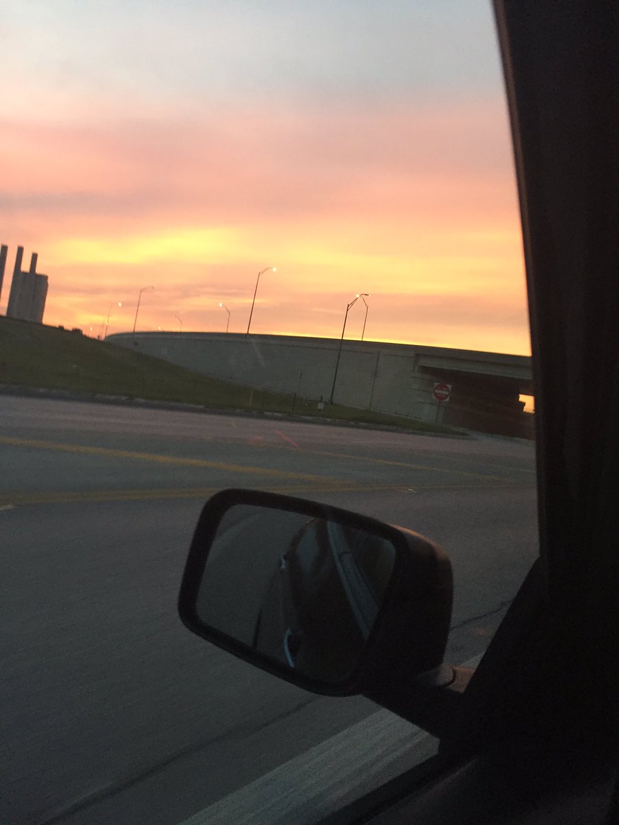 dayofbirthllc's tweet photo. God paints with every setting sun... #SAsunset #beautiful #nofilter https://t.co/k9JJXiBqd0