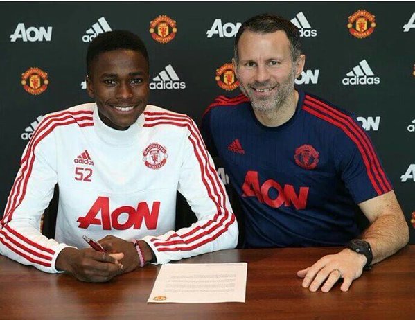 coolnotesix's tweet photo. Bek muda asal Amerika Serikat Matthew Olosunde (18th) resmi dikontrak oleh United https://t.co/KhBw477GoC