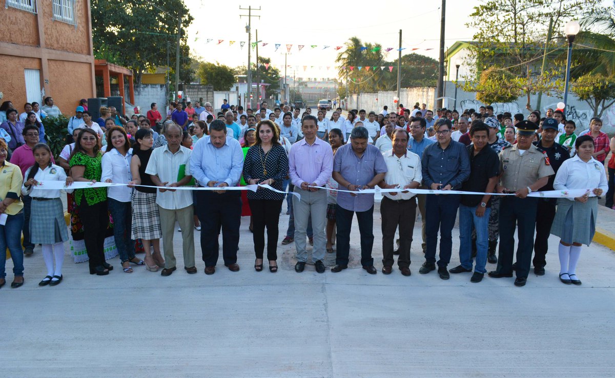 MinatitlanVer's tweet photo. Entregamos pavimentacion de la calle Vicente Guerrero https://t.co/voZpJwtoJ1 https://t.co/DgjWFRZwDA