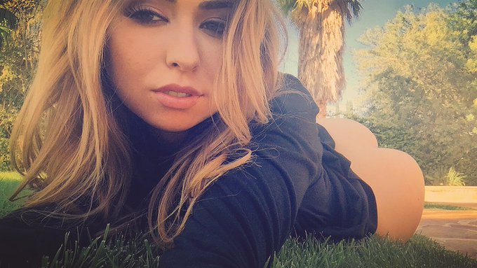 Suns out buns out ☀️💕 https://t.co/oTCpO1V4vJ<a href="/tag/phhhoto"class="tags"><span>#phhhoto</span></a>