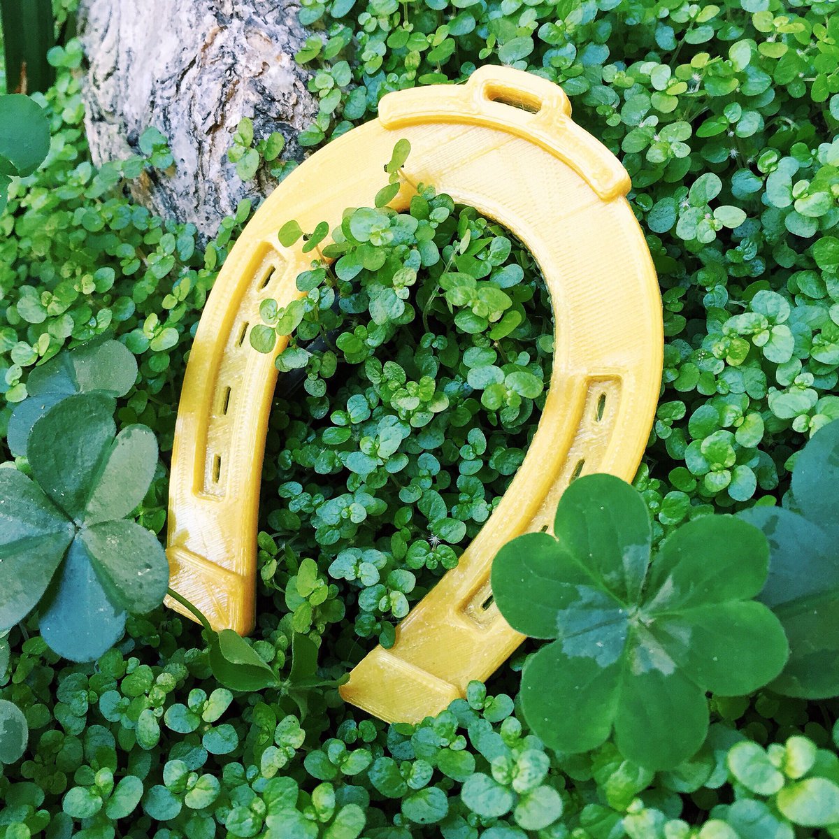 newmatter's tweet image. Make this lucky horseshoe at nm3d.co/hshoe for St. Patrick's Day for decor or fun favors!