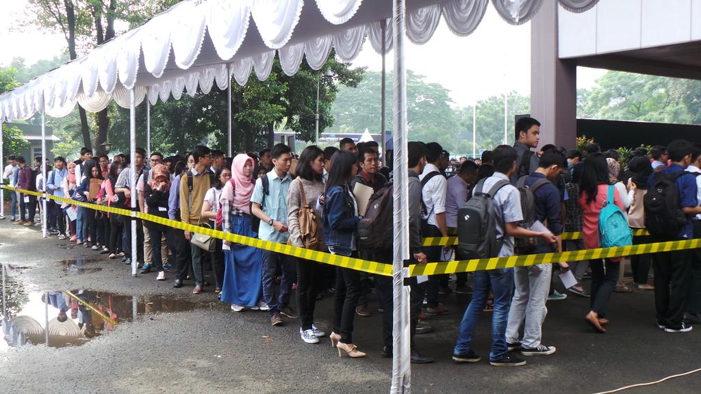 Dedy_Van_Java's tweet image. Yeahh.. Aku nongol juga disitu "@netmediatama: Peserta Psikotest Batch I #MDPIV_NET mulai memasuki gedung Istora.. https://t.co/lHDKNu7XRc"