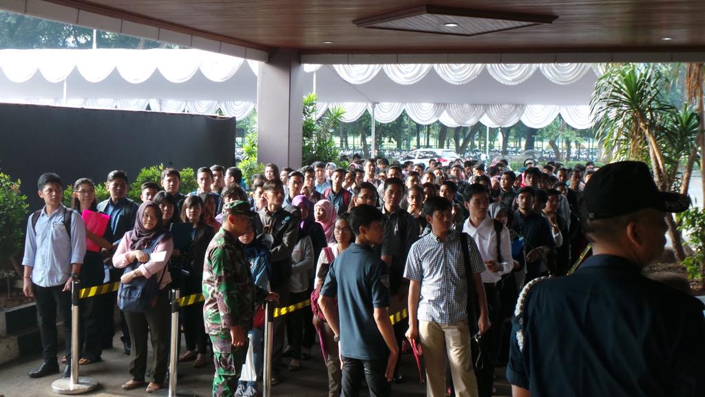 Dedy_Van_Java's tweet image. Yeahh.. Aku nongol juga disitu "@netmediatama: Peserta Psikotest Batch I #MDPIV_NET mulai memasuki gedung Istora.. https://t.co/lHDKNu7XRc"