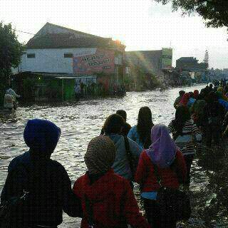 kolenang's tweet photo. Macet arah parakamuncang - cileunyi dan sebaliknya dari cileunyi menuju cicalengka. Macet https://t.co/QD1iOzNHnM