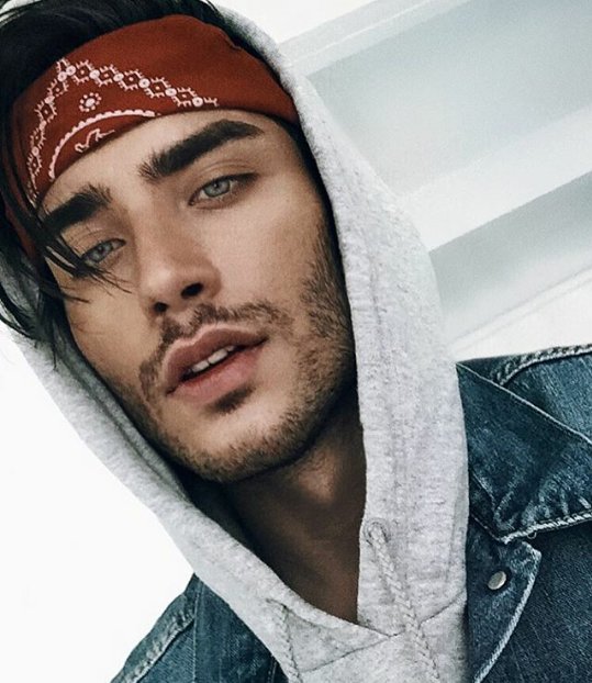 thrivingdaisy's tweet photo. I can kiss him forever 😍😙😗😚😚😚 https://t.co/hH3mGQ52t6