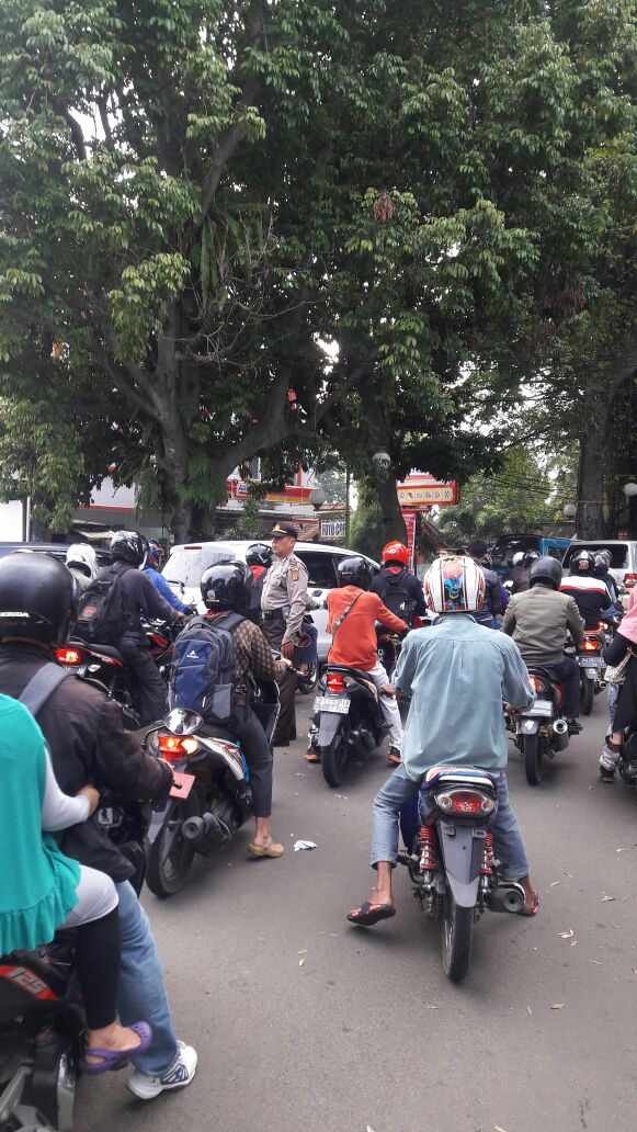 PolresBogorKota's tweet photo. 08:06 WIB. Lalin Simpang RSUD Kota Bogor (Karya Bakti) terpantau padat. https://t.co/cKiIrD4avT