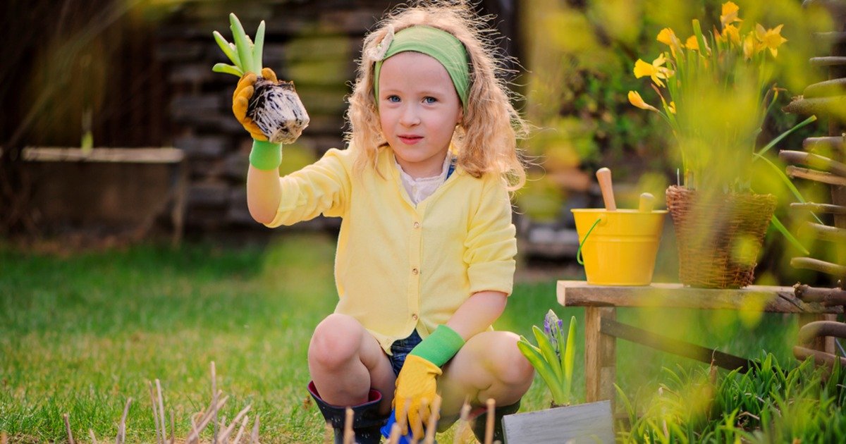 Радостные дети класс сажают цветы. Kids playing outside. Playing in the garden. The child are playing in the garden. Toprak маленький мальчик.