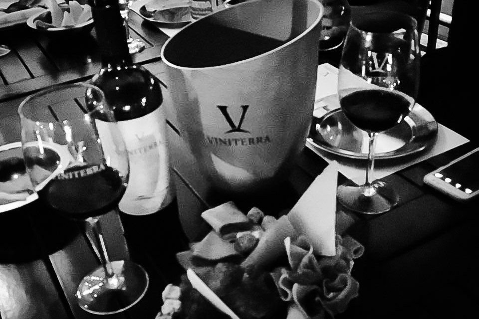 La pasión en la elaboración de nuestros vinos marida perfecto con la pasión de cada mujer ¡Asi celebramos su día!