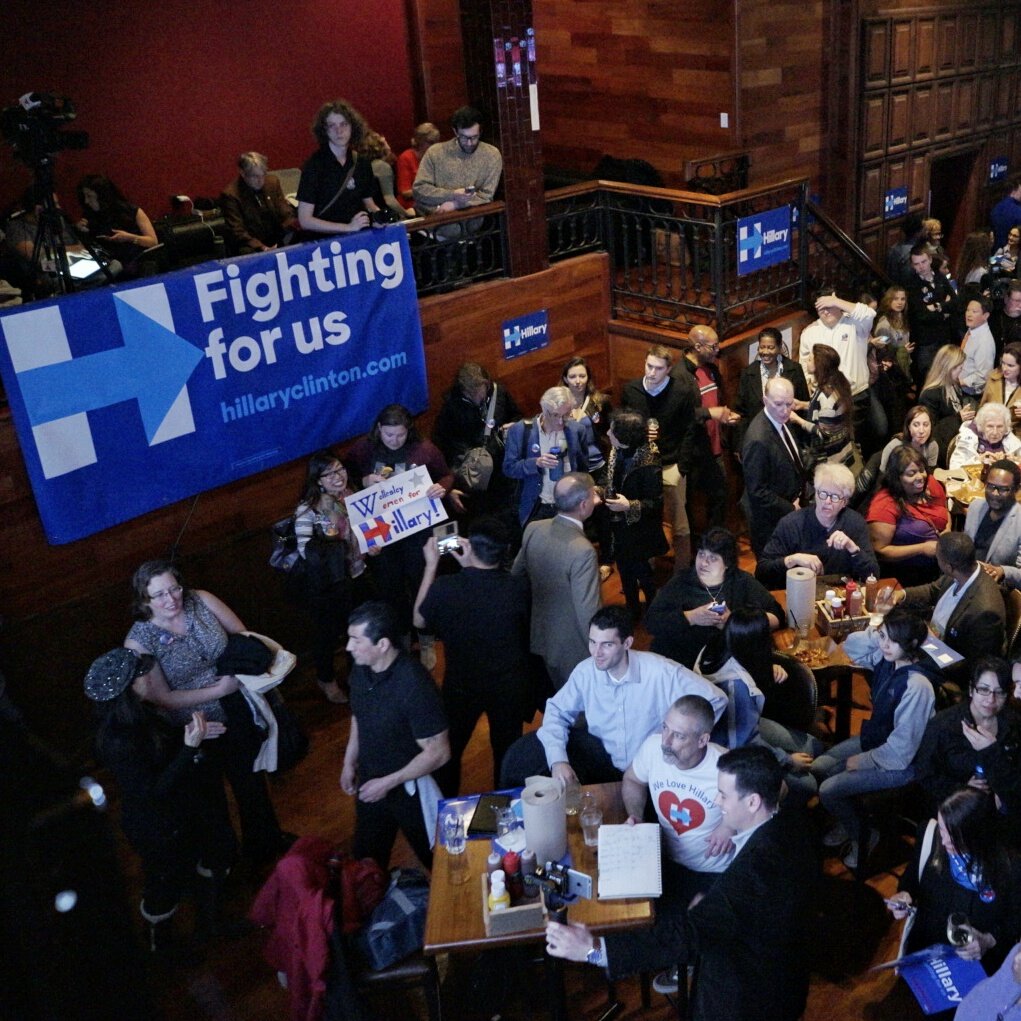 TalentedMsRiha's tweet image. @HillaryClinton supporters stare and cheer as she gives her victory speech #PrimaryDay #SuperTuesday #ChicagoVote