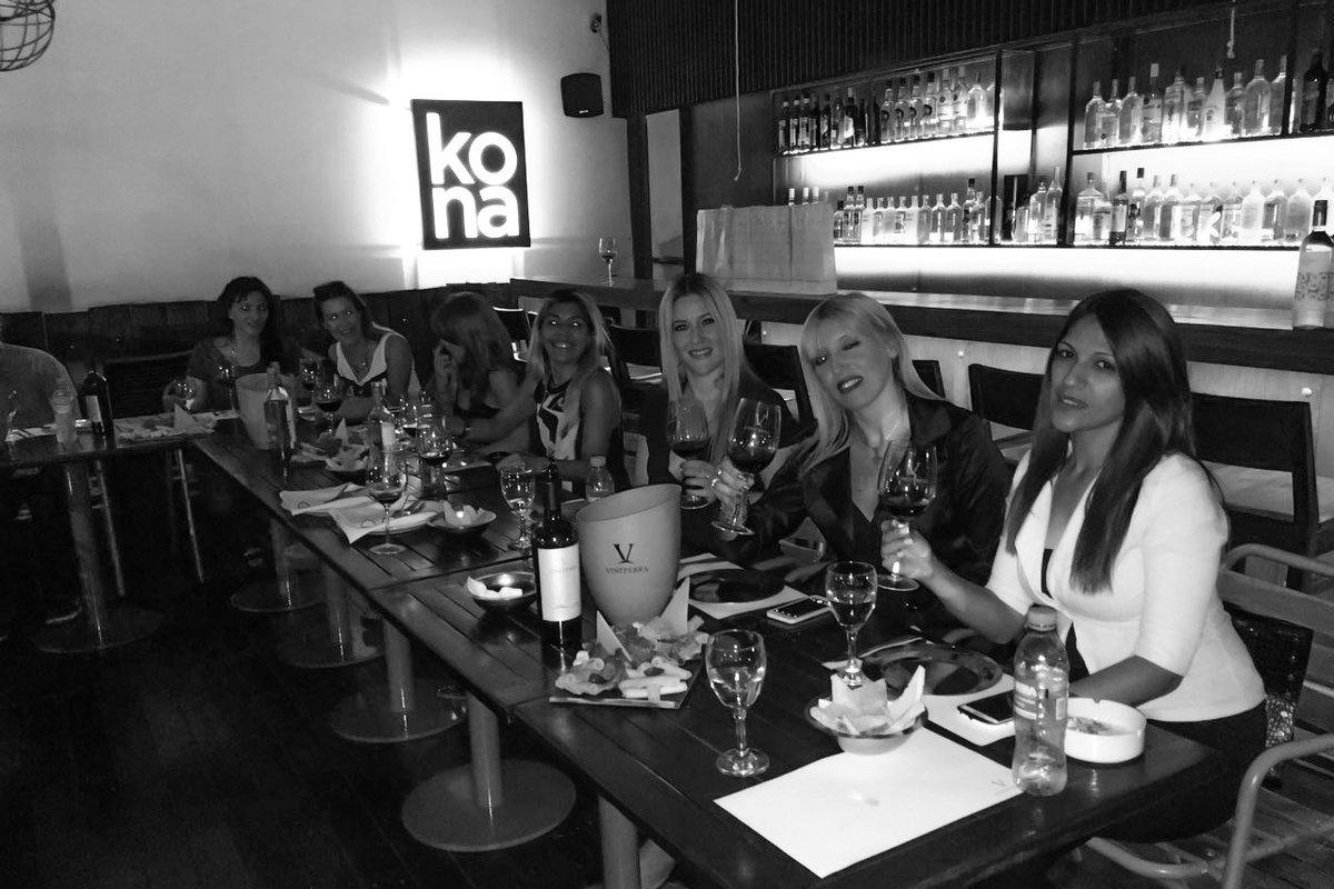 Cerramos esta degustación especial de la mano de <a href="/CaroGaricoche/">Carolina Garicoche</a> en #Kona ¡Salud chicas!